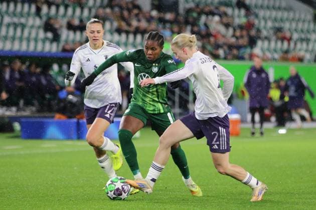 19 11 2025 Football Women 2025 2026 UEFA Women s Champions League Matchday 4 VfL Wolfsburg Manchester United Volkswagen Arena Wolfsburg Lineth Beerensteyn Wolfsburg, green in a duel with Anna Sandberg United, white, 2 In the background Fridolina Rolfö United, white, 12 Wolfsburg Lower Saxony Germany