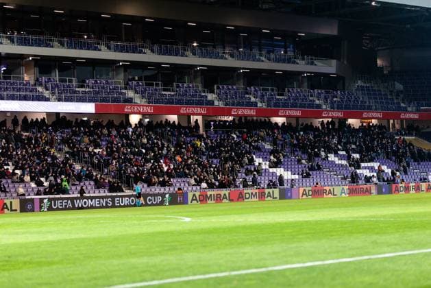WOMEN SOCCER - EC, A.Wien vs Anderlecht VIENNA,AUSTRIA,19.NOV.25 - WOMEN SOCCER - UEFA Women s Europa Cup, round of 16, FK Austria Wien vs RSC Anderlecht. Image shows fans of A.Wien.  GEPAxpictures xArminxRauthner