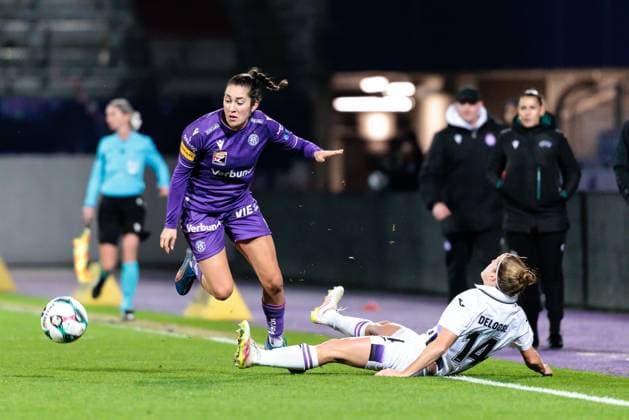 WOMEN SOCCER - EC, A.Wien vs Anderlecht VIENNA,AUSTRIA,19.NOV.25 - WOMEN SOCCER - UEFA Women s Europa Cup, round of 16, FK Austria Wien vs RSC Anderlecht. Image shows Yvonne Weilharter (A.Wien) and Laura Deloose (Anderlecht).  GEPAxpictures xArminxRauthner