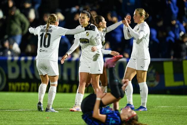 251119 Helena Sampaio of Häcken celebrate with teammates after the UEFA Women s Europa Cup between Inter and Häcken on November 19, 2025 in Milano Photo Daniel Stiller BILDBYRAN kod DS DS0528 fotboll football soccer fotball europa cup inter häcken uefa womens europa cup dam bbeng jubel  Copyright: DANIELxSTILLER BB251119DS033