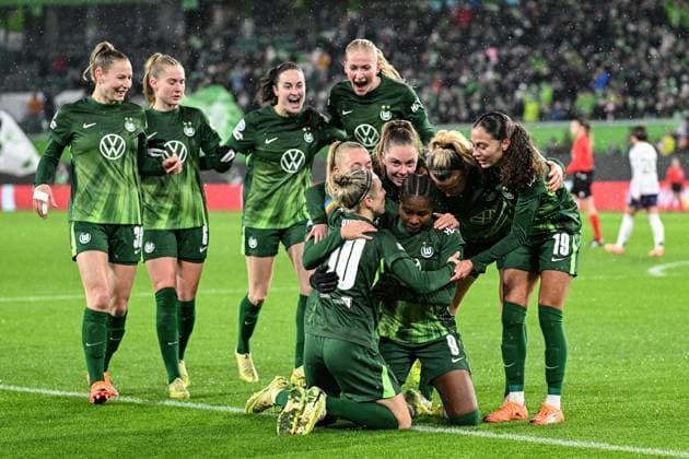 Soccer I Women I Season 2025 2026 I Champions League I Matchday 4 I VfL Wolfsburg Manchester United I 19 11 2025 Goal celebration after the 4 2 by Lineth Beerensteyn 9, VfL Wolfsburg 3 v r , Sarai Linder 39, VfL Wolfsburg , Janina Minge 6, VfL Wolfsburg , Caitlin Dijkstra 3, VfL Wolfsburg , Ella Peddemors 5, VfL Wolfsburg , Svenja Huth 10, VfL Wolfsburg , Camilla Küver 16, VfL Wolfsburg , Janou Johanna Theodora Levels 15, VfL Wolfsburg , Lineth Beerensteyn 9, VfL Wolfsburg , Lena Lattwein 8, VfL Wolfsburg , Kessya Bussy 19, VfL Wolfsburg Wolfsburg Volkswagen Arena Niedersachsen Germany Copyright: xLobeca InesxHähnelx