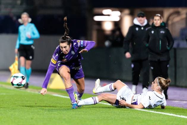 WOMEN SOCCER - EC, A.Wien vs Anderlecht VIENNA,AUSTRIA,19.NOV.25 - WOMEN SOCCER - UEFA Women s Europa Cup, round of 16, FK Austria Wien vs RSC Anderlecht. Image shows Yvonne Weilharter (A.Wien) and Laura Deloose (Anderlecht).  GEPAxpictures xArminxRauthner