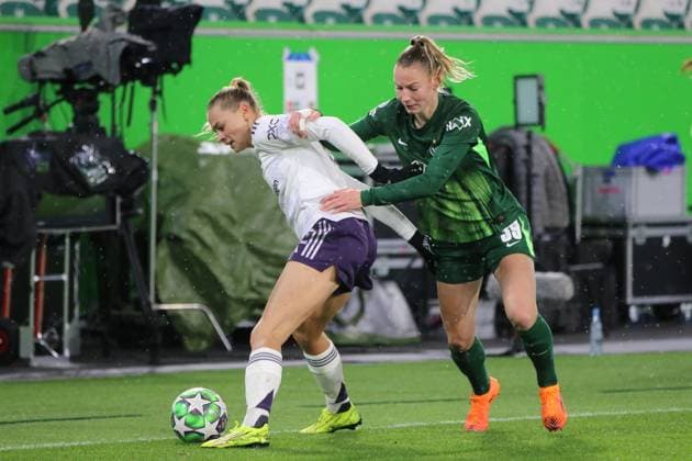 19 11 2025 Football Women 2025 2026 UEFA Women s Champions League 4 Matchday VfL Wolfsburg Manchester United Volkswagen Arena Wolfsburg Fridolina Rolfö United, on the ball in a duel with Sarai Linder Wolfsburg, green Wolfsburg Lower Saxony Germany