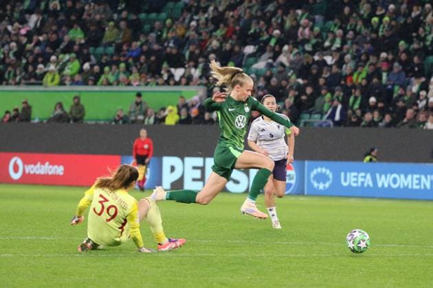 19 11 2025 Football Women 2025 2026 UEFA Women s Champions League Matchday 4 VfL Wolfsburg Manchester United Volkswagen Arena Wolfsburg Vivien Endemann Wolfsburg, green goes past goalkeeper Safia Middleton Patel United, 39 and scores the 5 2 Wolfsburg Lower Saxony Germany
