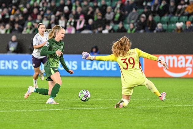 Soccer I Women I 2025 2026 season I Champions League I Matchday 4 I VfL Wolfsburg Manchester United I 19 11 2025 Goal Vivien Endemann 25, VfL Wolfsburg lets Safia Middleton Patel 39, Manchester United off and scores 5 2 Wolfsburg Volkswagen Arena Niedersachsen Germany Copyright: xLobeca InesxHähnelx