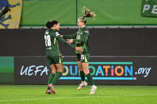 Soccer I Women I Season 2025 2026 I Champions League I Matchday 4 I VfL Wolfsburg Manchester United I 19 11 2025 Goal celebration Cora Zicai 28, VfL Wolfsburg celebrates with goal scorer Vivien Endemann 25, VfL Wolfsburg Wolfsburg Volkswagen Arena Niedersachsen Germany Copyright: xLobeca InesxHähnelx