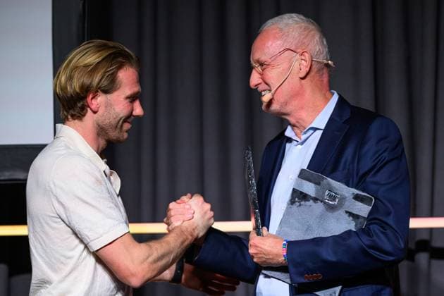 251119 GAIS August Wängberg receives this years referee award during Allsvenskans Grand Prize on November 19, 2025 in Stockholm  Copyright: EMMAxWALLSKOG BB251119EW049