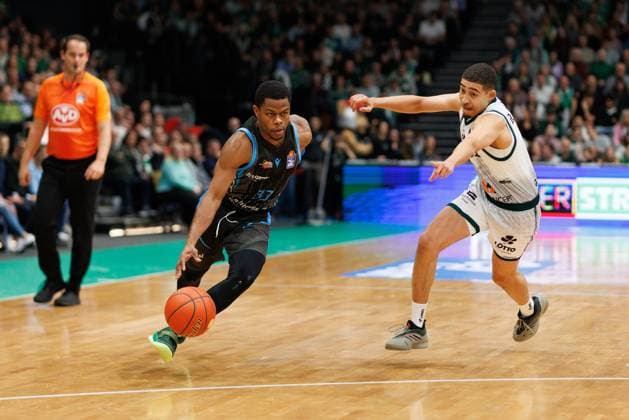 Eric Washington Science City Jena in a duel with Evans Rapieque Gladiators Trier , Vet Concept Gladiators Trier vs Science City Jena, Basketball, easyCredit BBL, Matchday 8, Season 2025 2026, 19 11 2025 Vet Concept Gladiators Trier vs Science City Jena, Basketball, easyCredit BBL, Matchday 8, Season 2025 2026, 19 11 2025 Copyright: xEibner-Pressefoto AlexanderxNeisx EP_ANS