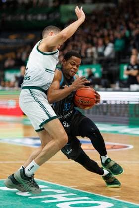 Eric Washington Science City Jena in a duel with Evans Rapieque Gladiators Trier , Vet Concept Gladiators Trier vs Science City Jena, Basketball, easyCredit BBL, Matchday 8, Season 2025 2026, 19 11 2025 Vet Concept Gladiators Trier vs Science City Jena, Basketball, easyCredit BBL, Matchday 8, Season 2025 2026, 19 11 2025 Copyright: xEibner-Pressefoto AlexanderxNeisx EP_ANS