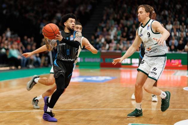 Tavian Dunn Martin Science City Jena in a duel with Marco Hollersbacher Gladiators Trier , Vet Concept Gladiators Trier vs Science City Jena, Basketball, easyCredit BBL, Matchday 8, Season 2025 2026, 19 11 2025 Vet Concept Gladiators Trier vs Science City Jena, Basketball, easyCredit BBL, Matchday 8, Season 2025 2026, 19 11 2025 Copyright: xEibner-Pressefoto AlexanderxNeisx EP_ANS