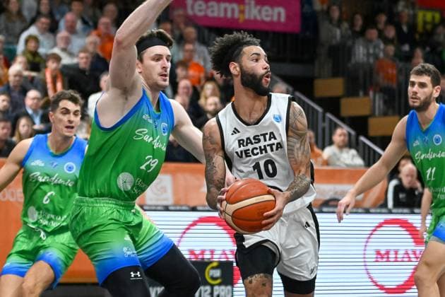 Tevin Brown RASTA Vechta, 10 on the ball geen Nick McGlynn Dinamo BDS Sassari, 29 RASTA Vechta vs Dinamo BDS Sassari, FIBA Europe Cup, Matchday 6, 2025 2026 season, 19 11 2025, RASTA Vechta vs Dinamo BDS Sassari, FIBA Europe Cup, Matchday 6, 2025 2026 season, 19 11 2025 Vechta Copyright: xEibner-Pressefoto RobertxGertzenx EP_RGN