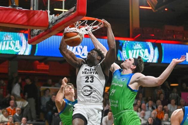 Malcolm Dandridge RASTA Vechta, 23 on a dunk against Nick McGlynn Dinamo BDS Sassari, 29 RASTA Vechta vs Dinamo BDS Sassari, FIBA Europe Cup, Matchday 6, 2025 2026 season, 19 11 2025, RASTA Vechta vs Dinamo BDS Sassari, FIBA Europe Cup, Matchday 6, 2025 2026 season, 19 11 2025 Vechta Copyright: xEibner-Pressefoto RobertxGertzenx EP_RGN
