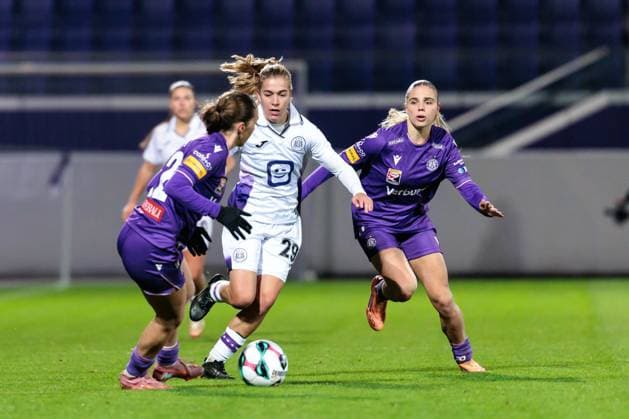 WOMEN SOCCER - EC, A.Wien vs Anderlecht VIENNA,AUSTRIA,19.NOV.25 - WOMEN SOCCER - UEFA Women s Europa Cup, round of 16, FK Austria Wien vs RSC Anderlecht. Image shows Modesta Uka (A.Wien), Nikki Ijzerman (Anderlecht) and Louise Schoeffel (A.Wien).  GEPAxpictures xArminxRauthner