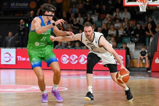 Philipp Herkenhoff RASTA Vechta, 14 on the ball against Luca Vincini Dinamo BDS Sassari, 22 RASTA Vechta vs Dinamo BDS Sassari, FIBA Europe Cup, Matchday 6, Season 2025 2026, 19 11 2025, RASTA Vechta vs Dinamo BDS Sassari, FIBA Europe Cup, Matchday 6, Season 2025 2026, 19 11 2025 Vechta Copyright: xEibner-Pressefoto RobertxGertzenx EP_RGN