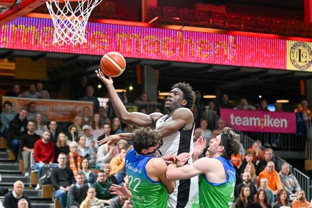 Malcolm Dandridge RASTA Vechta, 23 under the basket against Luca Vincini Dinamo BDS Sassari, 22 and Nick McGlynn Dinamo BDS Sassari, 29 RASTA Vechta vs Dinamo BDS Sassari, FIBA Europe Cup, Matchday 6, 2025 2026 season, 19 11 2025, RASTA Vechta vs Dinamo BDS Sassari, FIBA Europe Cup, Matchday 6, 2025 2026 season, 19 11 2025 Vechta Copyright: xEibner-Pressefoto RobertxGertzenx EP_RGN