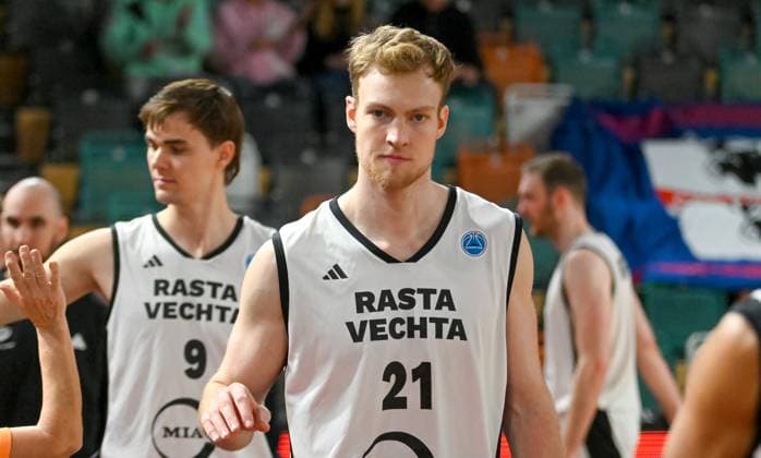 Lars Thiemann RASTA Vechta, 21 thanks the crowd after the game RASTA Vechta vs Dinamo BDS Sassari, FIBA Europe Cup, Matchday 6, Season 2025 2026, 19 11 2025, RASTA Vechta vs Dinamo BDS Sassari, FIBA Europe Cup, Matchday 6, Season 2025 2026, 19 11 2025 Vechta Copyright: xEibner-Pressefoto RobertxGertzenx EP_RGN