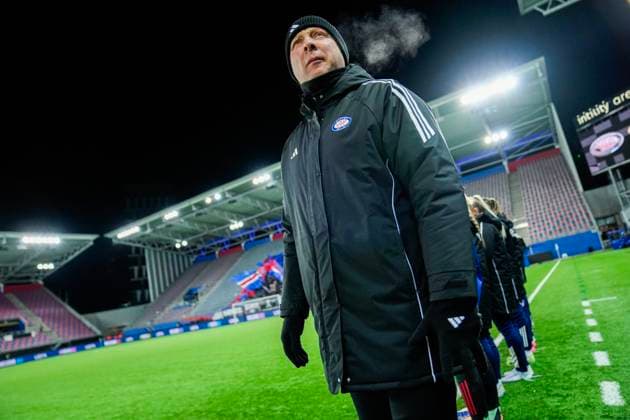 Football, Women s Champions League 2025 2026 Valerenga St Pölten Oslo 20251119 Valerenga s coach Nils Lexerod before the Women s Champions League football match between Valerenga and St Pölten at Intility Arena Photo Fredrik Varfjell NTB Oslo Norway EDITORIAL USE ONLY RESTRICTED USE FOR BETTING COMPANIES  Copyright: xFredrikxVarfjellx xNTBx