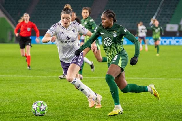 Germany, Football, UEFA, Womens Champions League, Matchday 4 2025 2026 VfL Wolfsburg Manchester United on 19 11 in Wolfsburg Volkswagen Arena Lineth Beerensteyn VfL Wolfsburg 9 in duel with Dominique Janssen Manchester United 17 Copyright: xSvenxHeidmannx