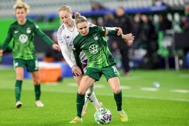 Anna Sandberg Manchester United and Svenja Huth VfL Wolfsburg battle for the ball, UEFA Women s Champions League 2025 26 League Phase MD4, VfL Wolfsburg v Manchester United Women, VfL Wolfsburg Arena on November 19, 2025 in Wolfsburg, Germany Photo by Marco Steinbrenner DeFodi Images Anna Sandberg Manchester United and Svenja Huth VfL Wolfsburg battle for the ball, UEFA Women s Champions League 2025 26 League Phase MD4, VfL Wolfsburg v Manchester United Women, VfL Wolfsburg Arena, November 19, 2025 in Wolfsburg, Germany Photo by Marco Steinbrenner DeFodi Images