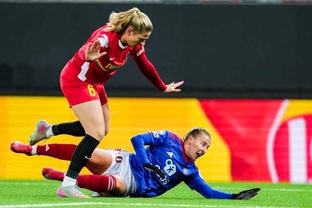 Football, Women s Champions League 2025 2026 Valerenga St Pölten Oslo 20251119 St Pölten s Lisa Ebert and Valerenga s Stine Brekken during the Women s Champions League football match between Valerenga and St Pölten at Intility Arena Photo Fredrik Varfjell NTB Oslo Norway EDITORIAL USE ONLY RESTRICTED USE FOR BETTING COMPANIES  Copyright: xFredrikxVarfjellx xNTBx