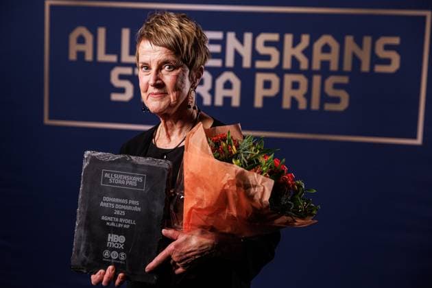 251119 Mjällbys Agneta Rydell poses for a portrait with the award for Referee Friend of the Year during Allsvenskans Grand Prix on November 19, 2025 in Stockholm  Copyright: CAISAxRASMUSSEN BB251119BB478