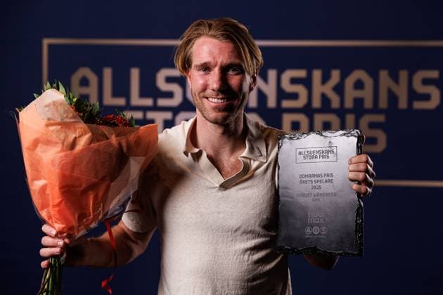 251119 GAIS August Wängberg poses for a portrait with the judges award for the Player of the Year during Allsvenskans Grand Prize on November 19, 2025 in Stockholm  Copyright: CAISAxRASMUSSEN BB251119BB480