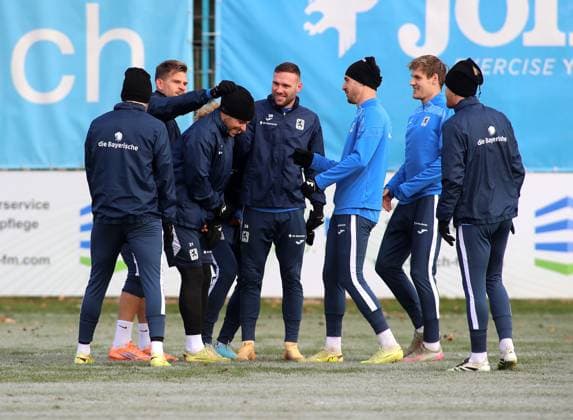 Football, Men, 3 Liga, Season 2025 2026, TSV 1860 Munich, Training Kevin Volland TSV 1860 Munich gets an ear scratch from his teammates here Florian Niederlechner TSV 1860 Munich li, lost in the play-offs