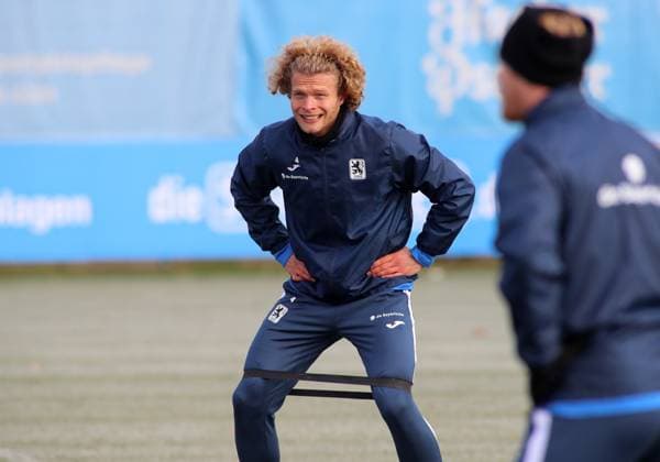 Football, Men, 3 Liga, Season 2025 2026, TSV 1860 Munich, Training Jesper Verlaat TSV 1860 Munich warming up with a band on his thighs