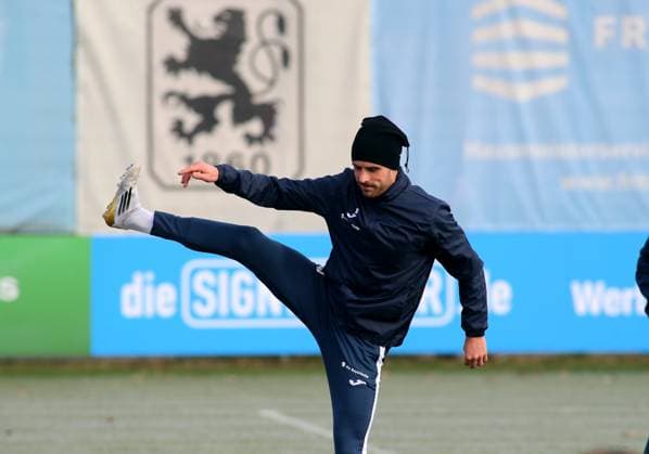 Football, Men, 3 Liga, Season 2025 2026, TSV 1860 Munich, Training David Philipp TSV 1860 Munich lifts his right leg, here during warm-up