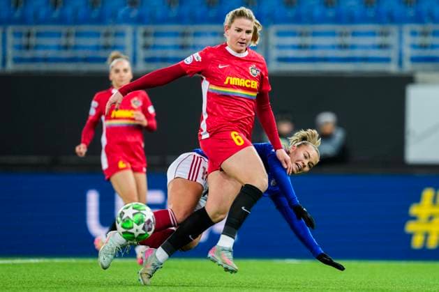 Football, Women s Champions League 2025 2026 Valerenga St Pölten Oslo 20251119 St Pölten s Lisa Ebert and Valerenga s Olaug Tvedten during the Women s Champions League football match between Valerenga and St Pölten at Intility Arena Photo Fredrik Varfjell NTB Oslo Norway EDITORIAL USE ONLY RESTRICTED USE FOR BETTING COMPANIES  Copyright: xFredrikxVarfjellx xNTBx