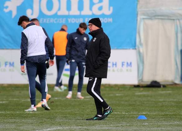 Football, Men, 3 Liga, Season 2025 2026, TSV 1860 Munich, Training Markus Kauczinski, Coach TSV 1860 Munich walks across the training pitch