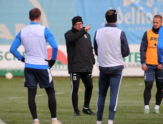 Football, Men, 3 Liga, Season 2025 2026, TSV 1860 Munich, Training Markus Kauczinski, Coach TSV 1860 Munich speaks to the team, raises his right arm, pointing, pointing finger, direction