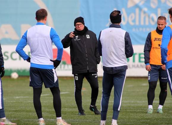 Football, Men, 3 Liga, Season 2025 2026, TSV 1860 Munich, Training Markus Kauczinski, Coach TSV 1860 Munich speaks to the team, raises his right arm, pointing, pointing finger, direction