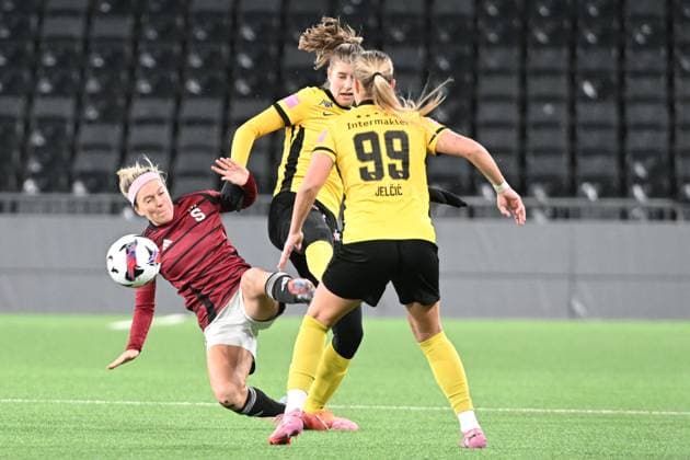 BERN, SWITZERLAND NOVEMBER 19 Giulia Schlup of Young Boys c and Maja Jelcic of Young Boys r against Franny Cerna of Sparta Praha l during the UEFA Women s Europa Cup 2025 26 Round of 16 Second Leg match between BSC Young Boys and AC Sparta Praha at Stadion Wankdorf on November 19, 2025 in Bern, Switzerland Bern Stadion Wankdorf Bern Switzerland Copyright: xJustPictures.ch ManuelxWinterbergerx jp-en-EuSpIm-MWI_5464
