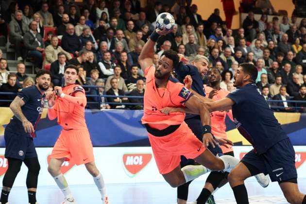 HANDBALL : Paris Saint Germain Vs FC Barcelone - Ligue des Champions - 19 11 2025 Timothey NGuessan (FC Barcelone) Vs Luka Karabatic (Paris Saint Germain) - Yahia Omar (Paris Saint Germain) ParisFrance  Copyright: xMichaelxBaucherx