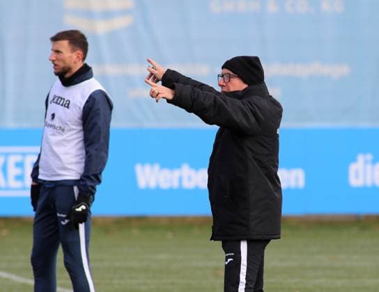 Football, Men, 3 Liga, Season 2025 2026, TSV 1860 Munich, Training Markus Kauczinski, Coach TSV 1860 Munich stretches both arms upwards, pointing, direction, gesture