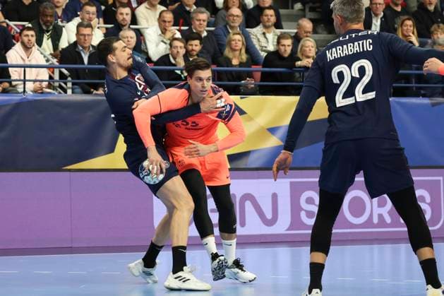 HANDBALL : Paris Saint Germain Vs FC Barcelone - Ligue des Champions - 19 11 2025 Domen Makuc (FC Barcelone) Vs Mathieu Grebille (Paris Saint Germain) ParisFrance  Copyright: xMichaelxBaucherx