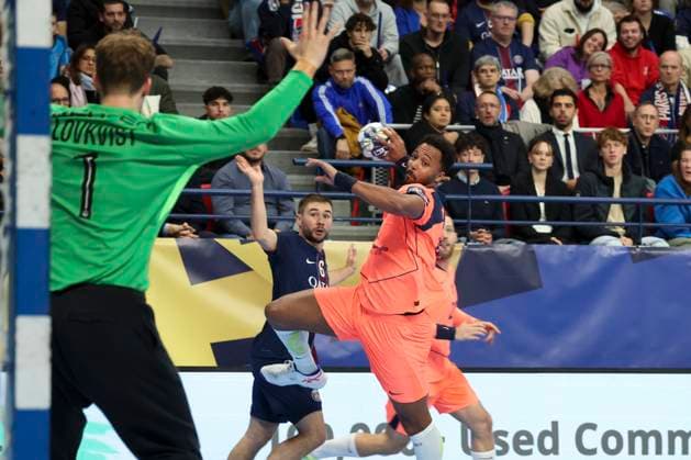 HANDBALL : Paris Saint Germain Vs FC Barcelone - Ligue des Champions - 19 11 2025 Timothey NGuessan (FC Barcelone) ParisFrance  Copyright: xMichaelxBaucherx