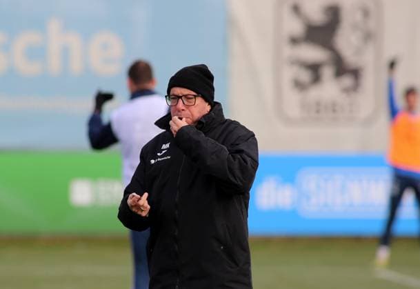 Football, Men, 3 Liga, Season 2025 2026, TSV 1860 Munich, Training Markus Kauczinski, Coach TSV 1860 Munich with a whistle in his mouth, whistle, whistle, signal
