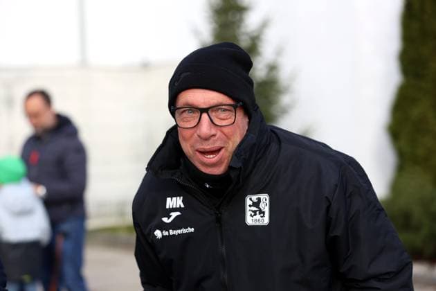 Fussball, Herren, 3.Liga, Saison 2025 2026, TSV 1860 München, Training Markus Kauczinski, Trainer (TSV 1860 München) geduckt, Gesichtsausdruck, Mimik auf dem Weg zum Trainingsplatz
