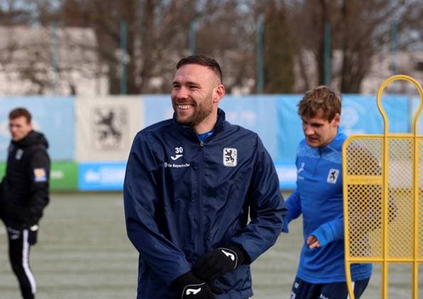 Fussball, Herren, 3.Liga, Saison 2025 2026, TSV 1860 München, Training Patrick Hobsch (TSV 1860 München) lächelnd, grinsen mit Blick nach rechts