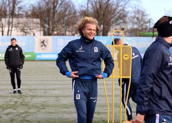 Fussball, Herren, 3.Liga, Saison 2025 2026, TSV 1860 München, Training Jesper Verlaat (TSV 1860 München) lächelnd, grinsend, gut gelaunt