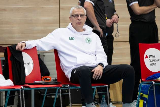1 Volleyball Bundesliga Season 2025 2026 Cerebricks Volley Goats Mitteldeutschland vs TSV Haching Munich Halle, Germany November 19, 2025 In the picture Coach Mircea Dudas Haching Halle Saale SWH Arena Sachsen Anhalt Germany