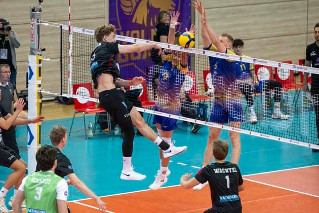 1 Volleyball Bundesliga Season 2025 2026 Cerebricks Volley Goats Mitteldeutschland vs TSV Haching Munich Halle, Germany November 19, 2025 Pictured from left Jakub Klajmon Haching and Paul Stommel Bitterfeld and Lukas Pockrandt Bitterfeld Halle Saale SWH Arena Sachsen Anhalt Germany