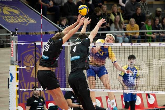 1 Volleyball Bundesliga Season 2025 2026 Cerebricks Volley Goats Mitteldeutschland vs TSV Haching Munich Halle, Germany November 19, 2025 In the picture from left Patrick Rupprecht Haching , Alexej Zhbankov Haching and Samuel Schellenberg Bitterfeld Halle Saale SWH Arena Sachsen Anhalt Germany
