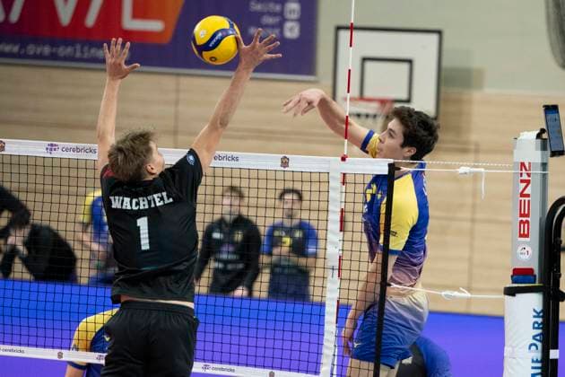 1 Volleyball Bundesliga Season 2025 2026 Cerebricks Volley Goats Mitteldeutschland vs TSV Haching Munich Halle, Germany November 19, 2025 Pictured from left Oliver Wachtel Haching and Sebastian Lara Bitterfeld Halle Saale SWH Arena Sachsen Anhalt Germany
