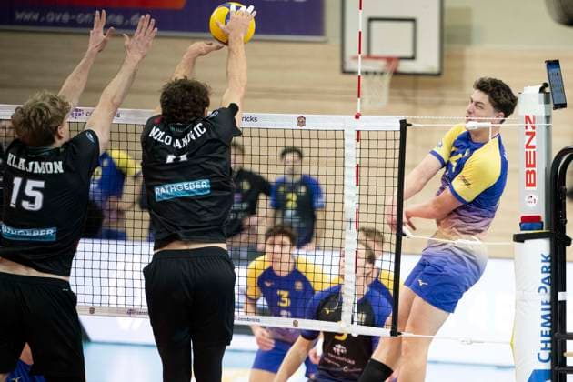 1 Volleyball Bundesliga Season 2025 2026 Cerebricks Volley Goats Mitteldeutschland vs TSV Haching Munich Halle, Germany November 19, 2025 Pictured from left Jakub Klajmon Haching , Marko Milovanovic Haching and Clay Wieter Bitterfeld Halle Saale SWH Arena Sachsen Anhalt Germany