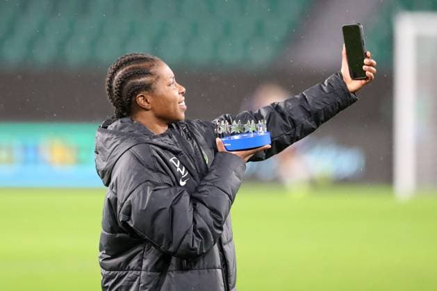 VfL vs Manchester, CL Women Wolfsburg, 19 11 2025, FOOTBALL VfL Wolfsburg vs Manchester United, Champions League Women, Season 2025 26 Lineth Beerensteyn VfL Wolfsburg with Champions League crown Wolfsburg