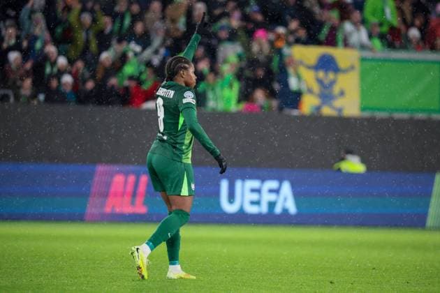 Wolfsburg, Germany 19 November 2025 Champions League Women 2025 2026 VfL Wolfsburg vs Manchester United In the picture Goalscorer Lineth Beerensteyn VfL scores the goal to make it 3 1 for Wolfsburg and cheers AOK Stadion Niedersachsen Copyright: xFotostandx xFantinix
