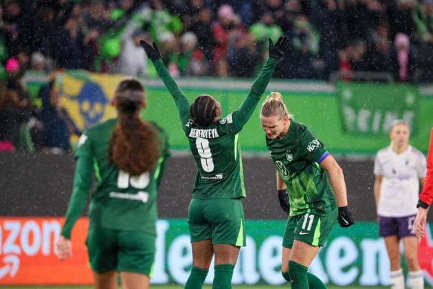 Wolfsburg, Germany 19 November 2025 Champions League Women 2025 2026 VfL Wolfsburg vs Manchester United In the picture from left scorer Lineth Beerensteyn VfL scores the goal to make it 3 1 for Wolfsburg and cheers with Alexandra Popp VfL AOK Stadion Niedersachsen Copyright: xFotostandx xFantinix